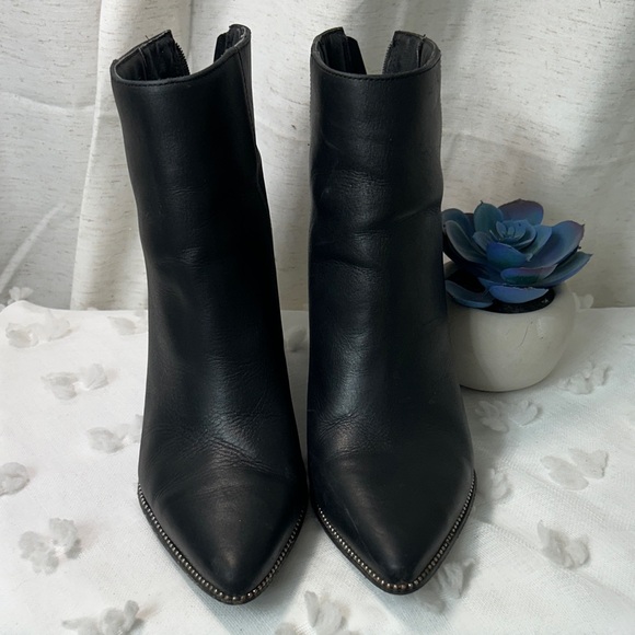 Steve Madden Shoes - Steve Madden Black Leather Ankle Booties